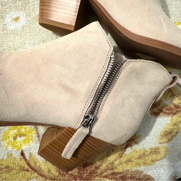 Dolce Vita Ankle Boot, Tan or Buck Color, Size 9, Heeled Leather Bootie - Picture 9 of 11